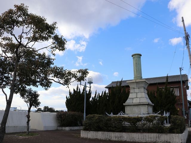 稲葉三衛門顕彰碑。_潮吹き防波堤