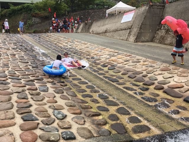 カヌーの後は水滑り台!カヌーよりも楽しんでたかも?_江の川カヌー公園さくぎ