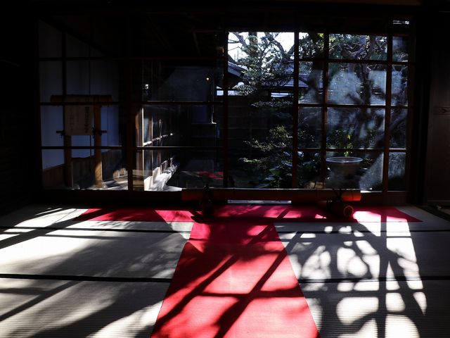 午後の柔らかな光が差し込んでいました。_堀田家住宅
