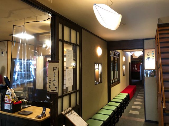 平野家2(店内1)食堂は左手、廊下の奥は旅館の浴場です。_平野家