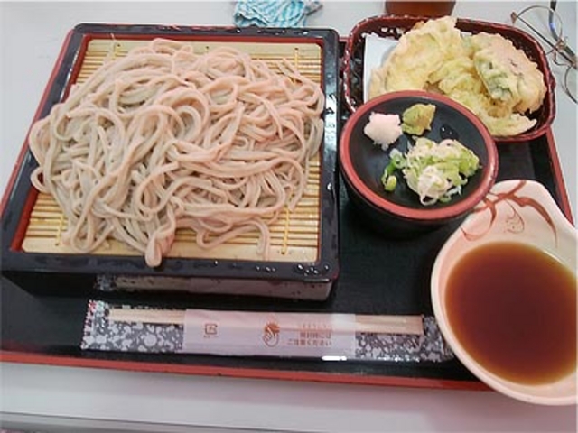 天ざるは天ぷらのつけじるも付くのが嬉しい。薬味のワサビはさすがは信州!_そば信