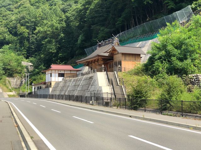 川原湯神社1(草津方面から撮影)_川原湯神社