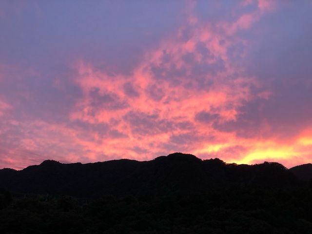 客室風呂からの夕焼け、湯舟に映る空の色もロマンチックでした。_リブマックスリゾート鬼怒川