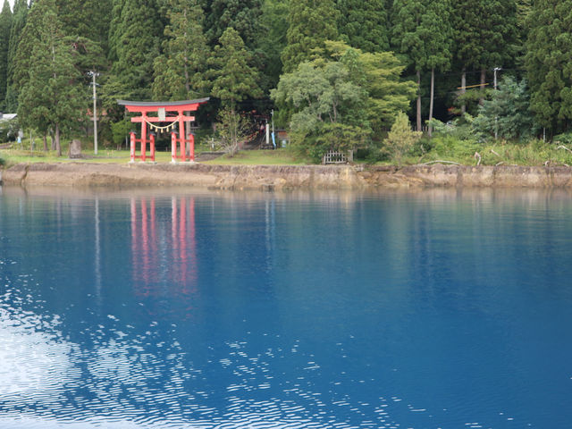 神社前やタツコ像付近など、速度を落としてくれる場所があります。_田沢湖遊覧船