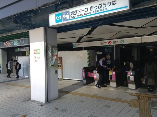 すぐ隣がJR。中には乗換口も有ります_東京メトロ丸ノ内線四ツ谷駅
