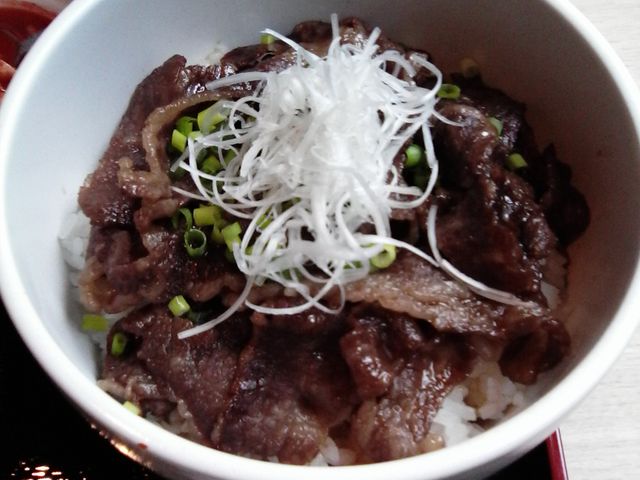 ランチメニューの焼き肉ハーフ冷麺と焼肉丼のセットが1,100円はかなりお得なプライス。_大同苑 盛岡総本店