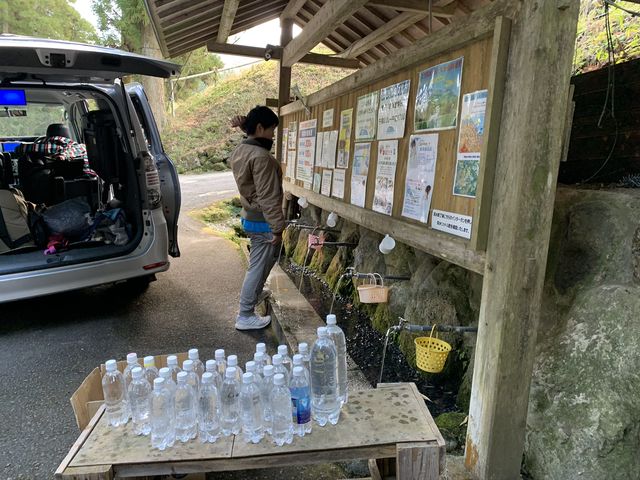 下の水汲み場は隣に川もあり雰囲気がとても素敵です。_天然炭酸水よいやな湧水