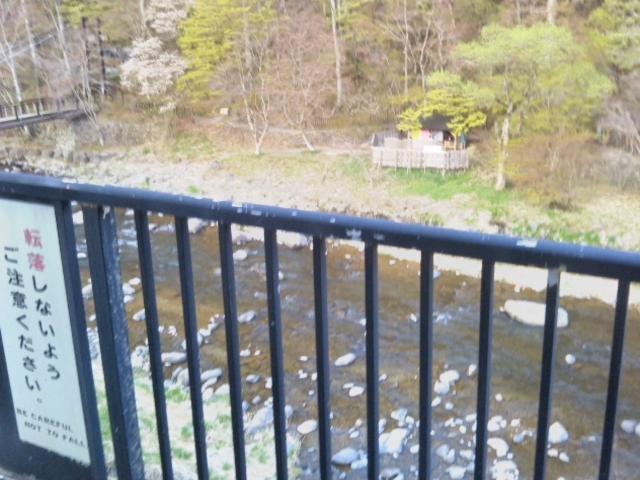 客室ベランダからの箒川(ほうきがわ)と対岸の無料露天風呂_塩原温泉 旅館 上会津屋