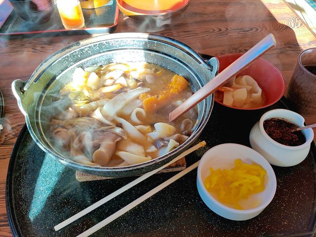 キノコほうとう。たくあんと七味付き。_つじや