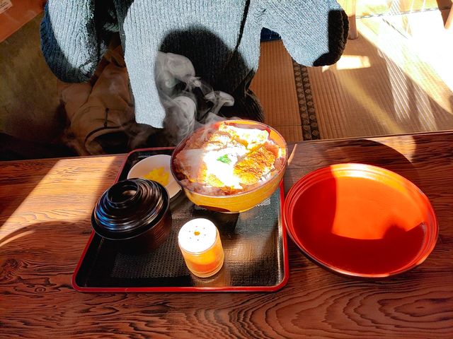 カツ丼。たくあんと味噌汁付き_つじや