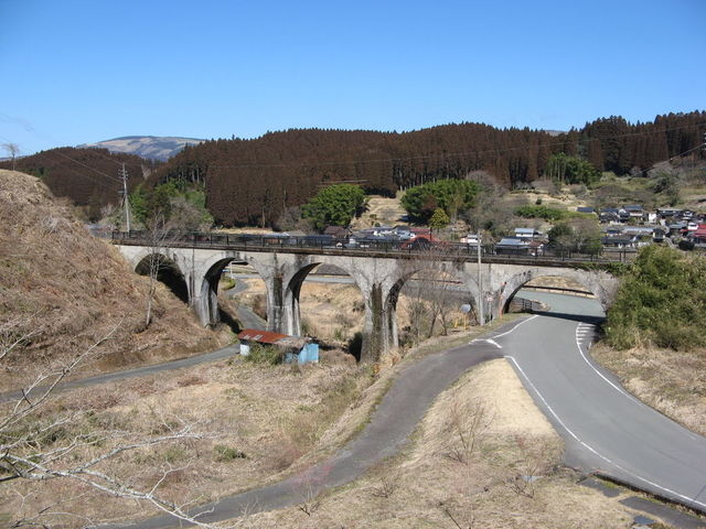 北里橋梁。この右手に飲食店があります。_旧国鉄宮原線遊歩道