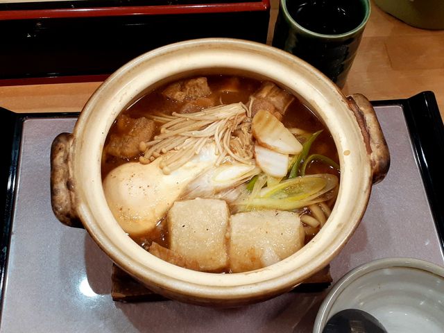 季節限定メニューの「揚げ餅入り味噌煮込みうどん」_どんきゅう 亀山長明寺店