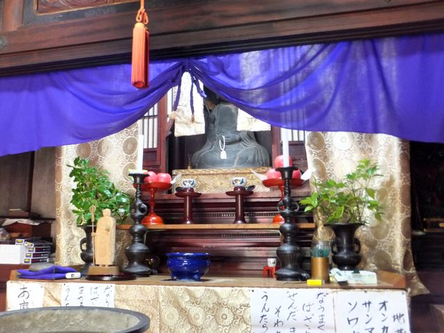 お堂の扉からでは、お顔が見えません。_汗かき地蔵(堂の山薬師堂)