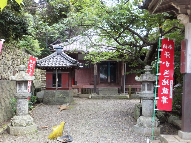 石段を上がりきると、正面に本堂が見えます。_汗かき地蔵(堂の山薬師堂)