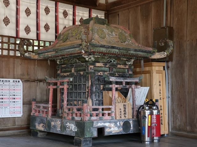 拝殿に置かれていた神輿。_久久比神社