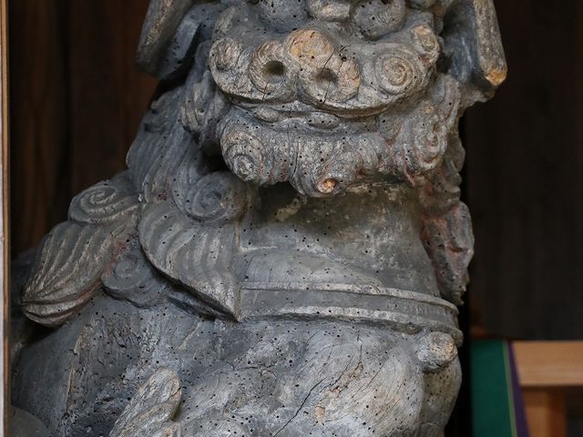 本殿の木製の狛犬。_久久比神社
