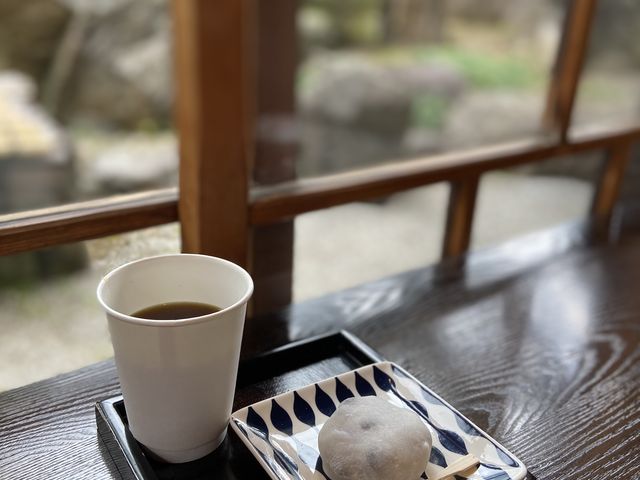 塩豆大福とコーヒー頂きました!店内の雰囲気も最高です♪_御菓子処 ひた屋福富