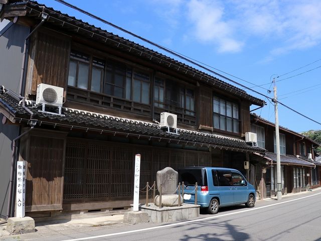 旧街道沿いの民家の前にあります。_元弘帝御着船所の碑