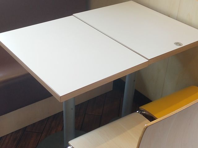 テーブル席_マクドナルド静岡北街道店