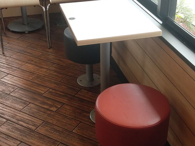 テーブル席_マクドナルド静岡北街道店