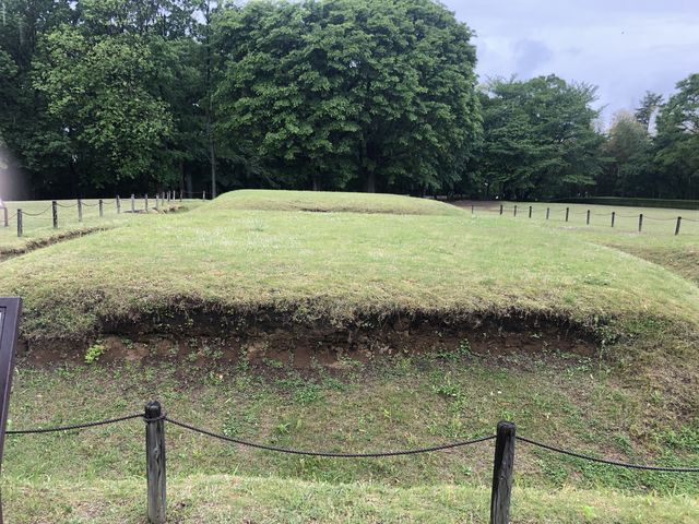 方形周溝墓、断面と棺を見れるように再現したレプリカもありました。_大塚・歳勝土遺跡