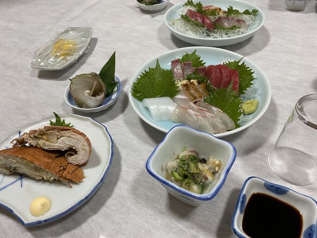 コレは席に着いたら用意されていた物で、他に煮付けやお吸物やご飯、スイカもありました!_大下民宿