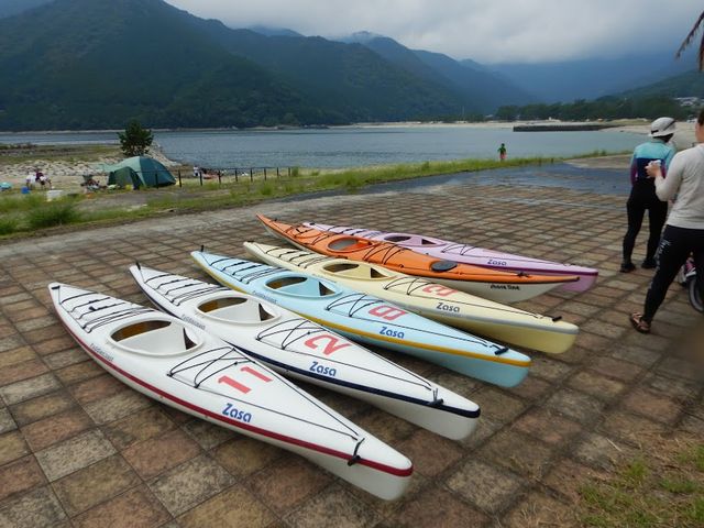 みきさとの海岸とカヤック。湾になっているので、波も穏やかです。_みきさといーぐみ