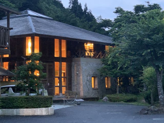 夜の宿舎もライトアップされて綺麗でした。_かくれ里の宿 森の交流館