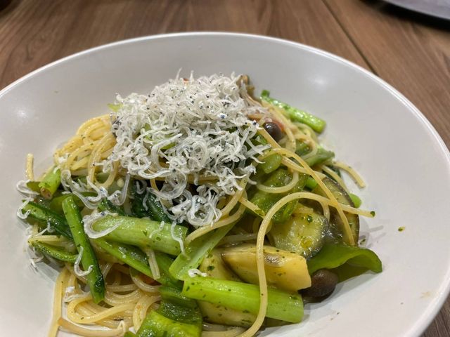 大和野菜の青じそジェノベーゼ風パスタ。オイルベースで小松菜、万願寺他たっぷり野菜としらす。
_Re tAKe リテイク