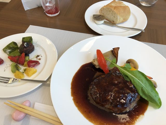 ボリューム満点にソースも美味しい。パンかご飯が選べてお代わり自由。デザートは抹茶わらび餅とおはぎ_ホテルJALシティ札幌中島公園 カフェ コントレイル