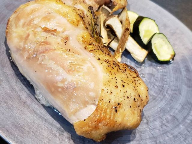 低温調理で柔らかく、お家で作るチキンの味に近い感じに仕上げているそうです。_Re tAKe リテイク