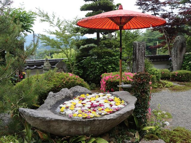 花が飾られています_康徳寺