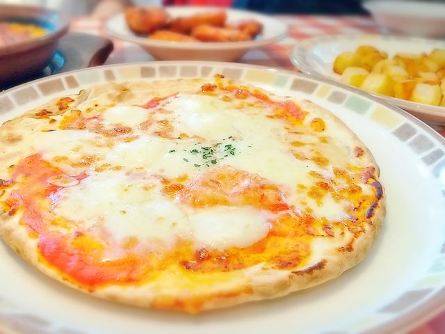 バッファローモッツァレラチーズのピザ_サイゼリヤ足立伊興店