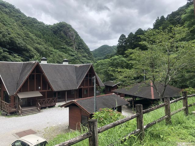 50名用の宿泊施設とトイレと炊事場を上から見たところ_小半森林公園キャンプ場