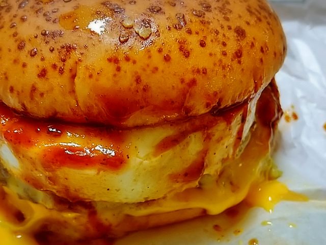 独特な風味のチーズロコモコバーガー_マクドナルド鹿浜4丁目店