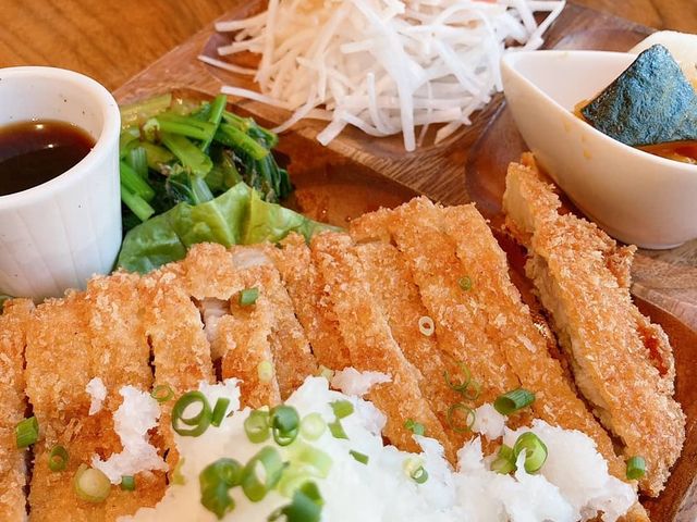 小鉢の野菜もあって、豚カツ柔らかい_マルホカフェ