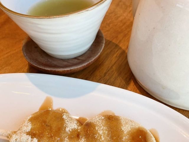 急須いりの日本茶と黒蜜きな粉味の田楽餅
柔らかい_マルホカフェ