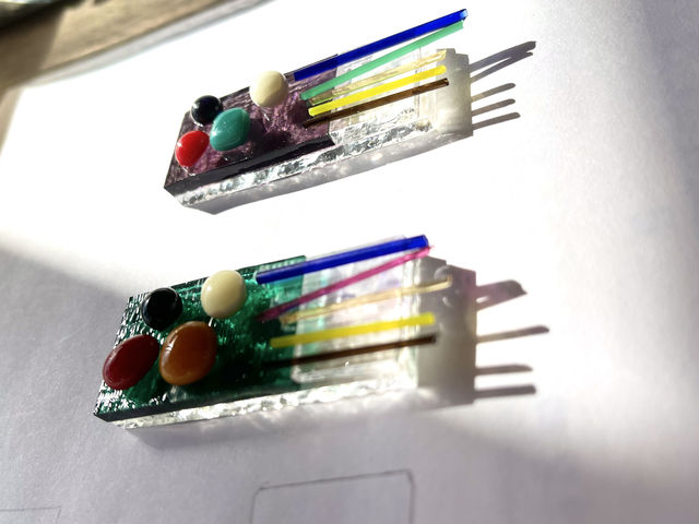いろんなパーツを好きなように重ねたり並べたりしていきます_izumi glass studio