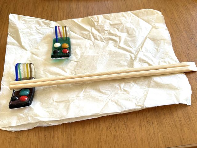 大きさの参考になればと思いますが、形も大きさもイメージがあれば先生がガラスを切り出してくれます_izumi glass studio