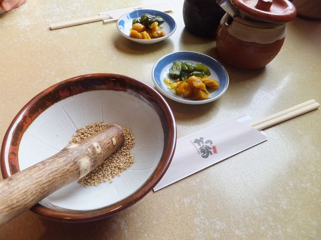 料理が来るまで、ゴマをすって待つのが「かつ勢」のならわし。_かつ勢本店 伊勢店