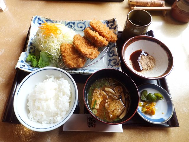 小さめのカツが4枚の熟成ヒレカツ膳(中):擦ったゴマとソースをまぜて頂きます。_かつ勢本店 伊勢店