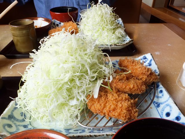 てんこ盛りの、おかわり千切りキャベツ。_かつ勢本店 伊勢店