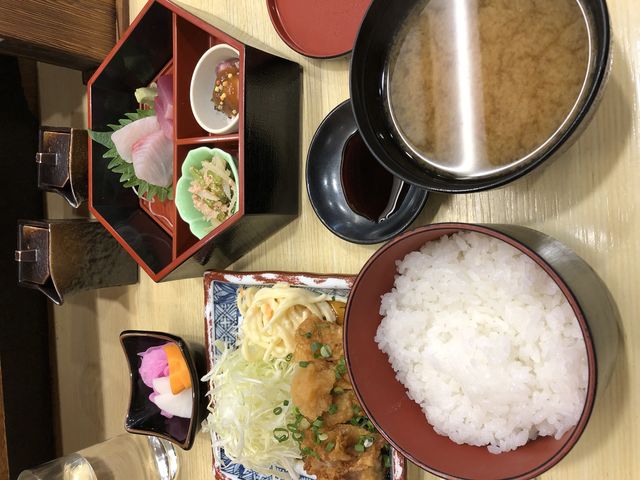 お盆ではなく、一品ずつ運ばれてきました。_割烹 とんかつ ひろせ