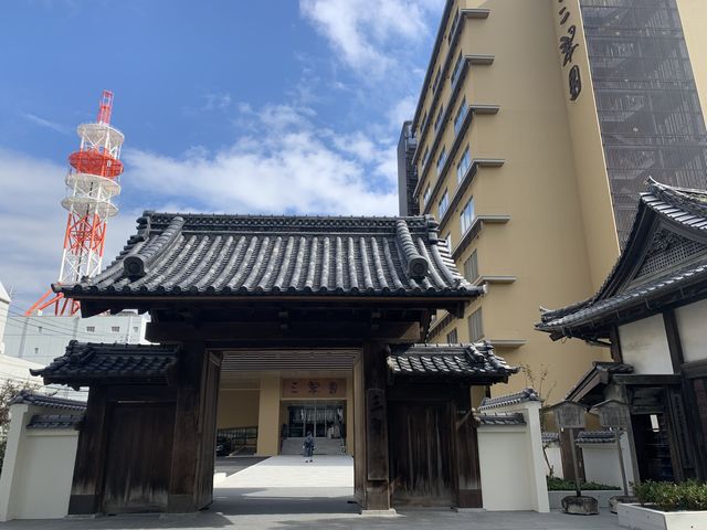 歴史を感じさせるホテルのエントランス_高知城下の天然温泉三翠園