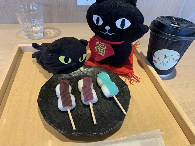 1階 カフェ&バー 茶茶 こしあん、紫芋味、サイダー?味 彩祭団子プレート_大津温泉おふろcafeびわこ座