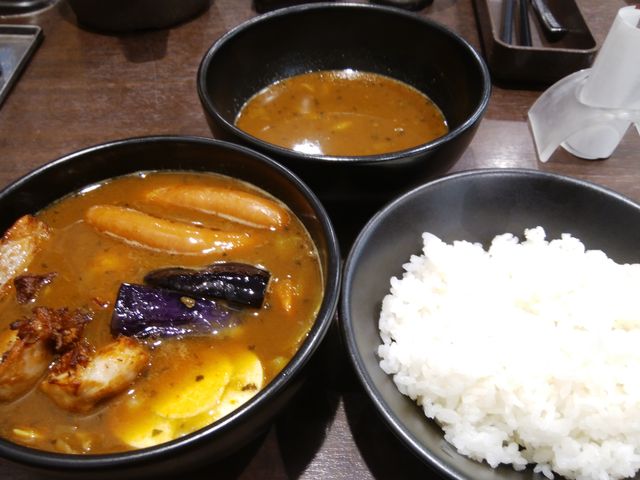 ルー追加をダブルにしたら、別の器になりました(笑)。_カレーハウス CoCo壱番屋 西葛西駅北口店