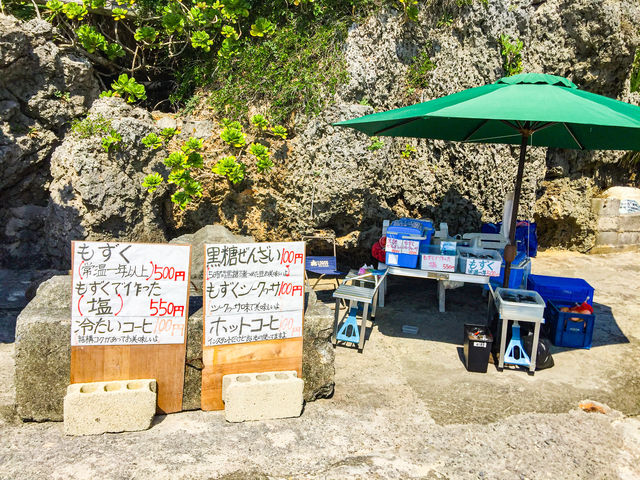 アマミチューのお墓の側にある売店。気さくなおばあとユンタク(お話し)してみよう。楽しいよ。_アマミチューの墓