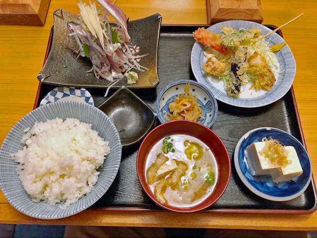 アジのたたきとフライの定食。奴はサービス品からチョイス。_ほおずき