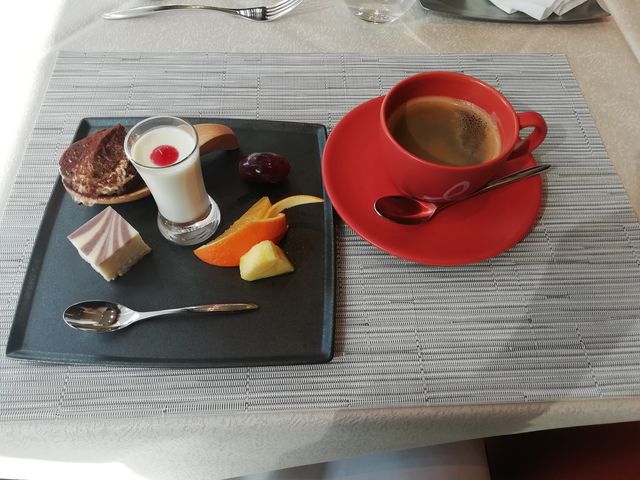 デザートワゴンから3種類チョイス。
ティラミス・パンナコッタ・チーズケーキ。
コーヒーによく合う_ホテルモントレ福岡 レストラン サンミケーレ