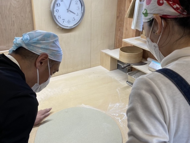 真剣な眼差しで蕎麦打ち体験中!!笑_手打ち蕎麦 うさぎ庵